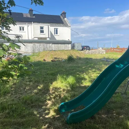 Comfortable Lakeside House In Donegal Gealtacht בית נופש
