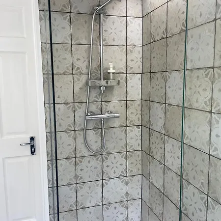 Comfortable Lakeside House In Donegal Gealtacht בית נופש *