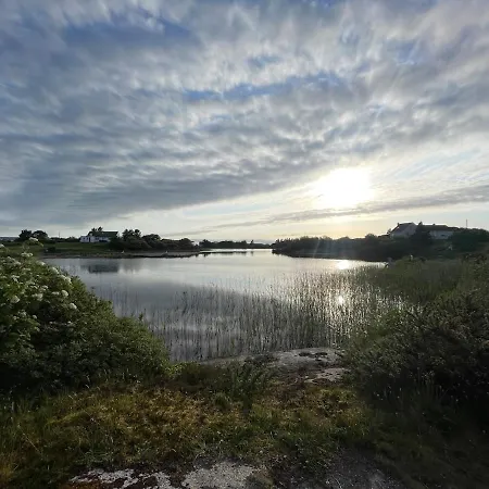 Comfortable Lakeside House In Donegal Gealtacht בית נופש Annagry