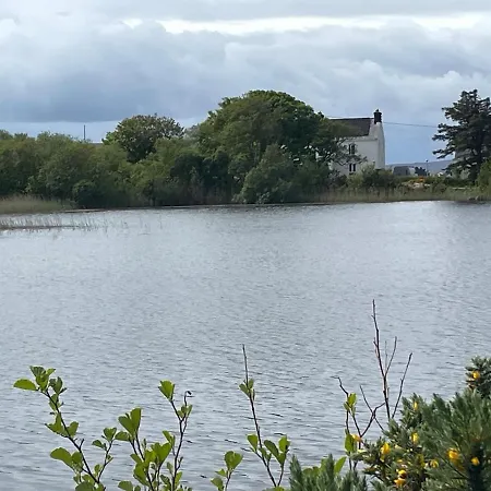 Comfortable Lakeside House In Donegal Gealtacht *